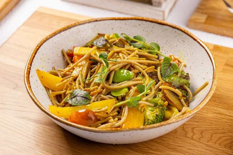 Massa com vegetais grelhados