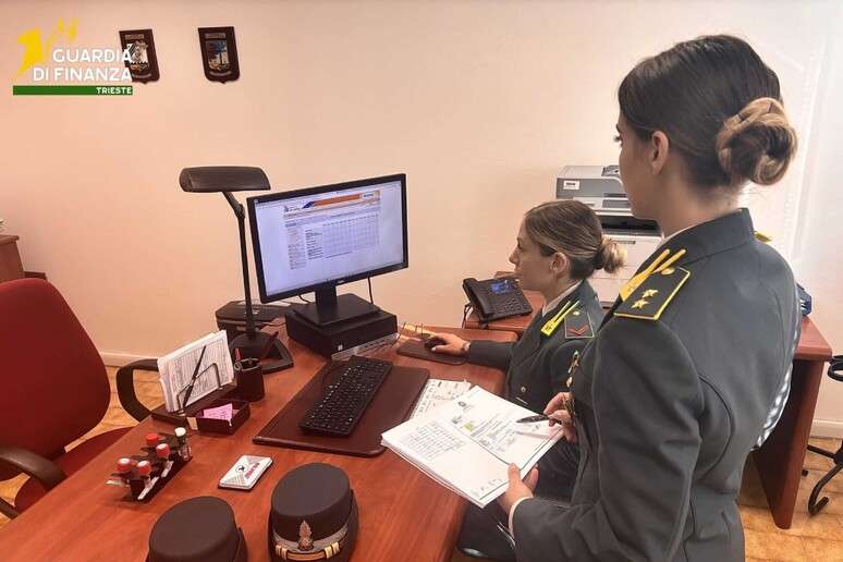 Polícia encontra mais de 240 mil euros de influenciadores não declarados