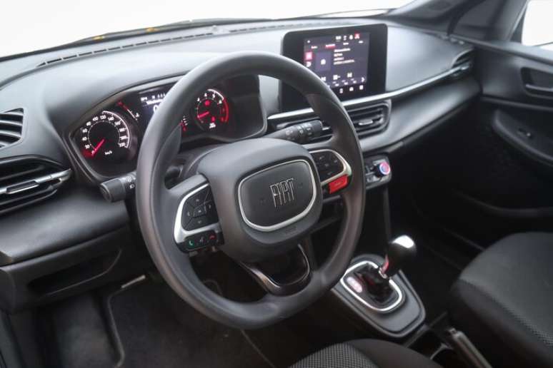 Acabamento é mais simples, volante é de plástico e borracha