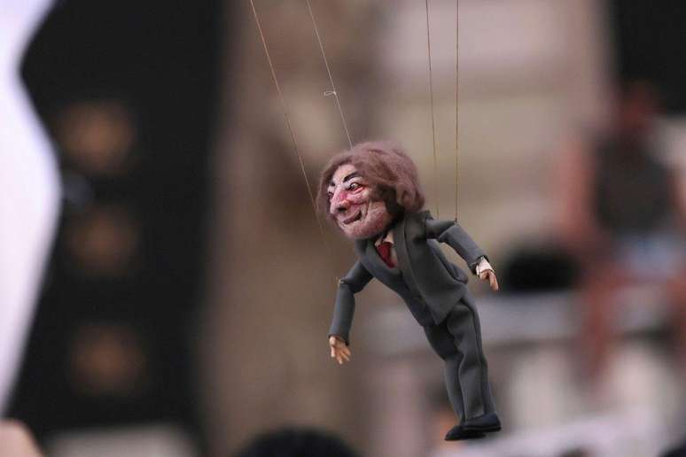 Marionete representando Milei em protesto em Buenos Aires por verbas para universidades p&uacute;blicas e hospitais pedi&aacute;tricos