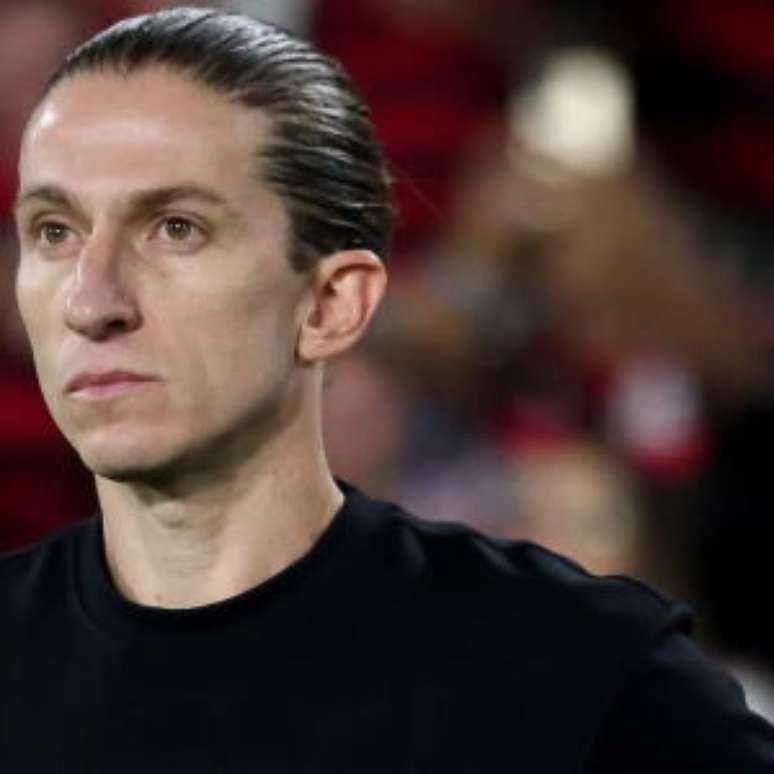 Filipe Luís completa 1 ano no comando do Flamengo com títulos e liderança nas principais competições.