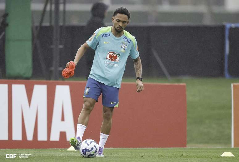 Vitinho durante treinamento da Sele&ccedil;&atilde;o Brasileira &ndash;