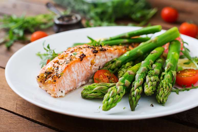 Grilled salmon with asparagus 
