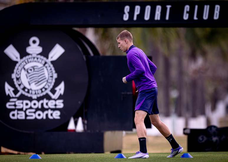 Charles em treino do Corinthians no CT Joaquim Grava –