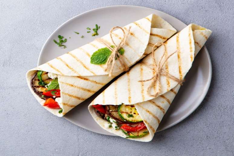 Wrap de vegetais grelhados com queijo feta 