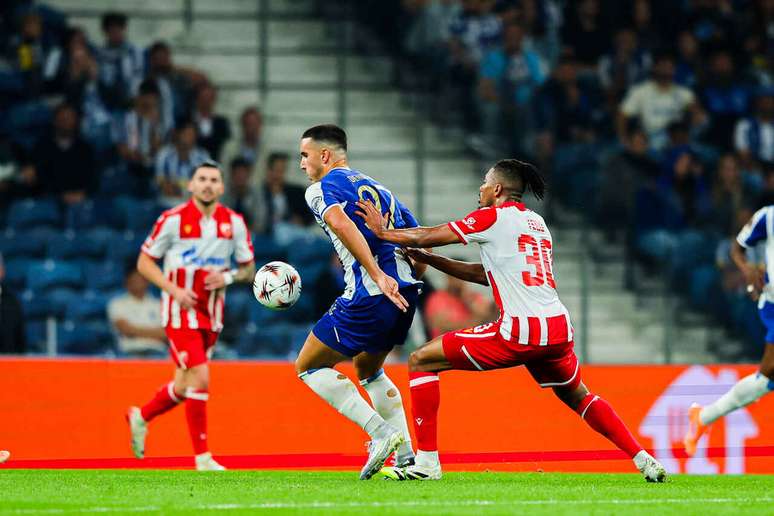 Atacante Gul tenta levar vantagem sobre a defesa do Estrela Vermelha –