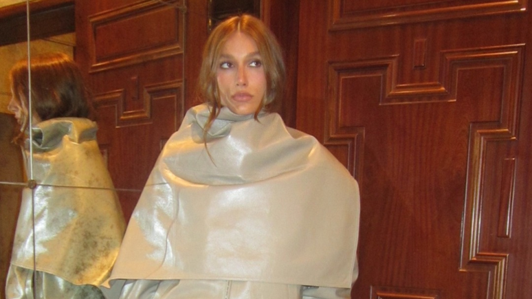 Sasha uses the jacket with paired scarf of $ 42,000 in Milan