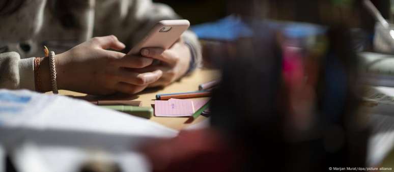 Apesar da proibição, muitos alunos ainda teimam em usar o celular na sala de aula