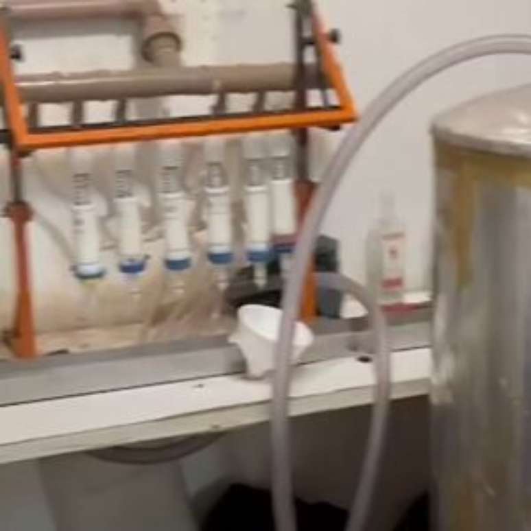 Polícia apreende vodkas e gin falsificados em destilaria clandestina.