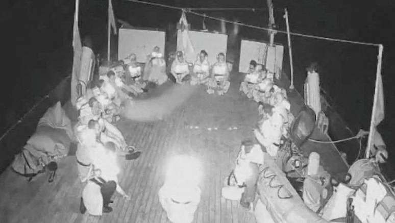 Imagens transmitidas ao vivo mostram tripulação do navio Alma sentados no convés enquanto navegam para Gaza