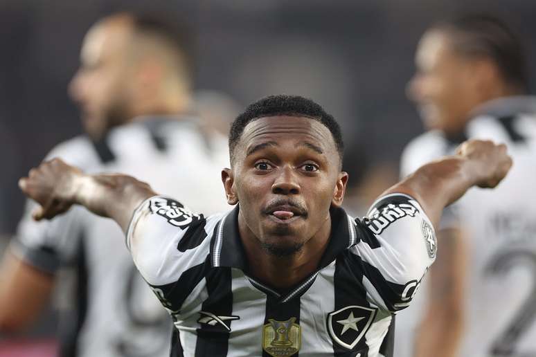 Jeffinho comemorando o segundo do Botafogo 