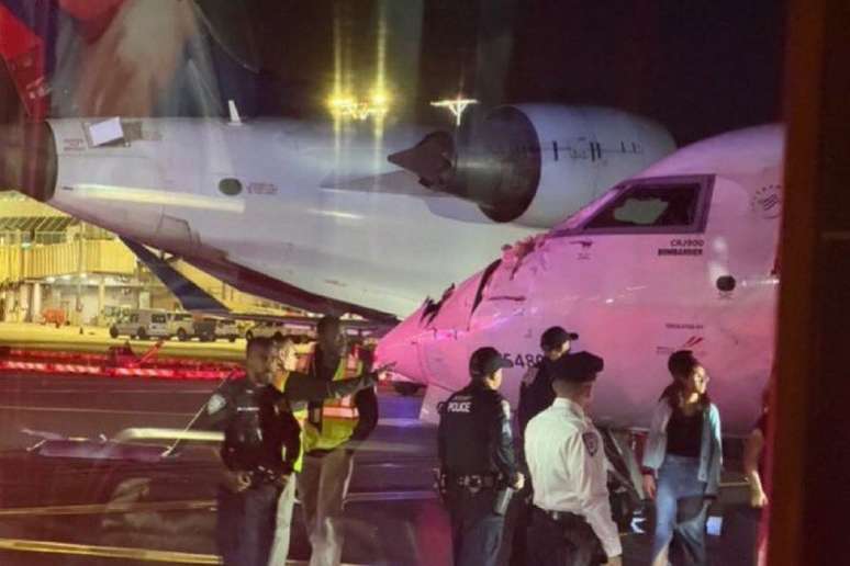 Dois aviões colidem durante taxiamento no Aeroporto LaGuardia, em Nova York