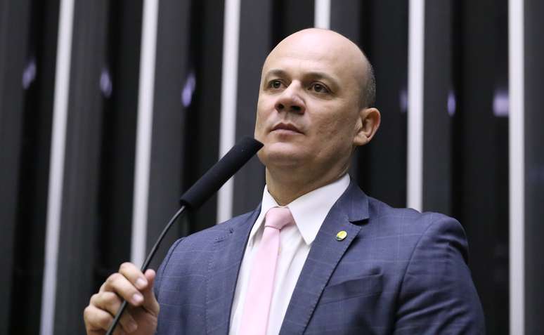 Cabo Gilberto Silva (PL-PB) usou o preço do novo iPhone para defender a isenção de impostos a quem ganha até R$ 10 mil