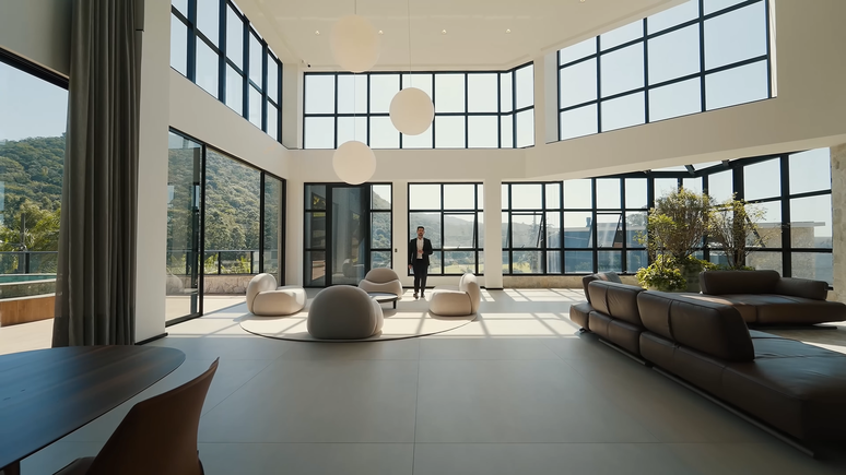 Entre os detalhes que refor&ccedil;am a exclusividade do im&oacute;vel est&atilde;o o sof&aacute; Natuzzi avaliado em mais de R$ 200 mil