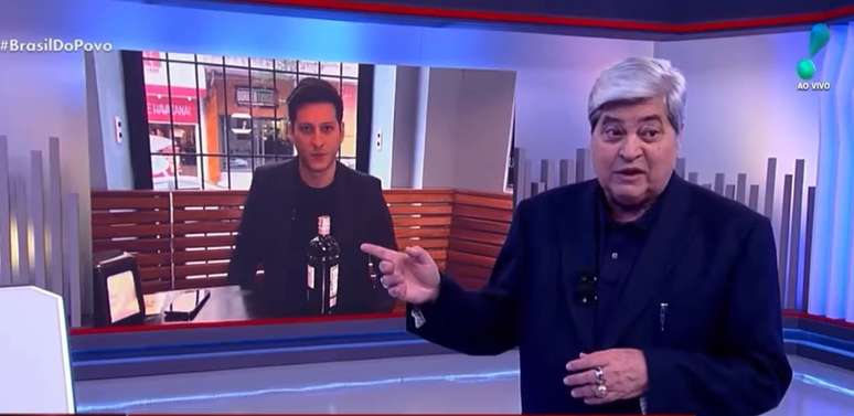 Datena com Willian Kury no telão do estúdio: apresentador sinaliza respeito pelo repórter de seu telejornal