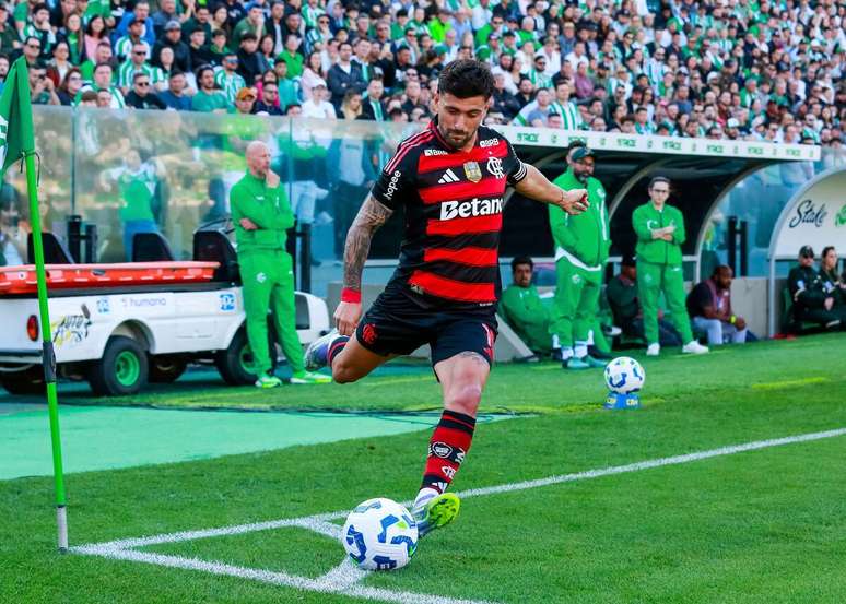 Arrascaeta (Flamengo) cobrando escanteio contra o Juventude, no dia 14.09.2025 
