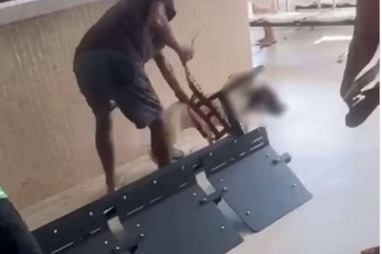 A situação foi filmada por testemunhas e imagens repercutiram nas redes sociais