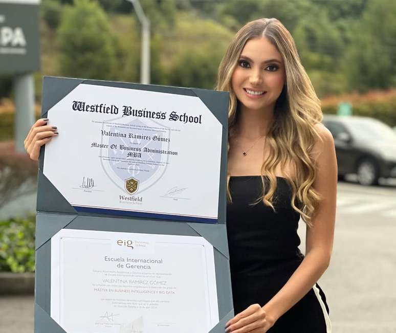 Valentina, nova namorada de Calleri, mostra diploma