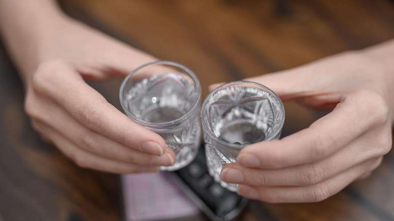 Copos de 'shot' com bebida alcoólica 