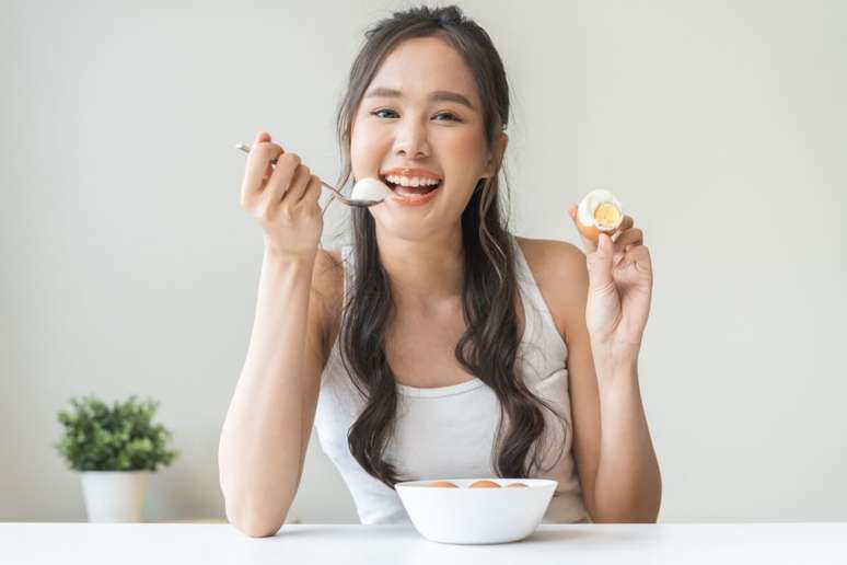 The egg is a food rich in nutrients beneficial for the eyes 