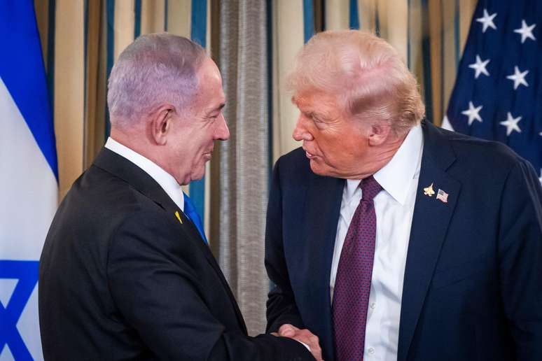 O presidente dos Estados Unidos, Donald Trump, aperta a m&atilde;o do primeiro-ministro israelense, Benjamin Netanyahu, ap&oacute;s coletiva de imprensa na Casa Branca, em Washington, em 29 de setembro de 2025.