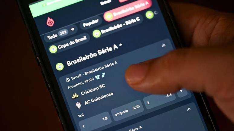 As apostas in-play, feitas enquanto jogos est&atilde;o em andamento, s&atilde;o um mecanismo altamente aditivo das plataformas de apostas digitais, diz especialista