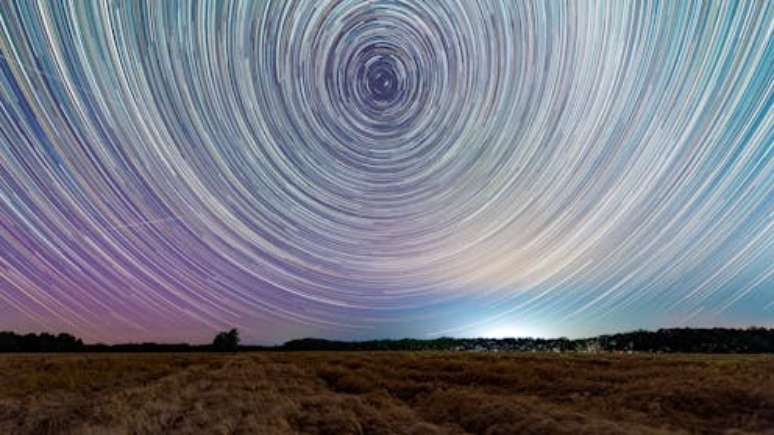 A rotação da Terra faz com que as estrelas pareçam estar se movendo: à medida que gira em torno de seu eixo, ela também viaja ao redor do Sol, a velocidades de passam de 1.600 km/h no primeiro caso e 100.000 km/h no segundo Qu Yubao/Xinhua News Agency via Getty Images