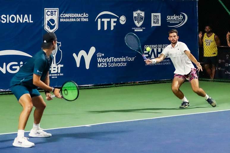 Natan de branco e Sidney ao seu lado 