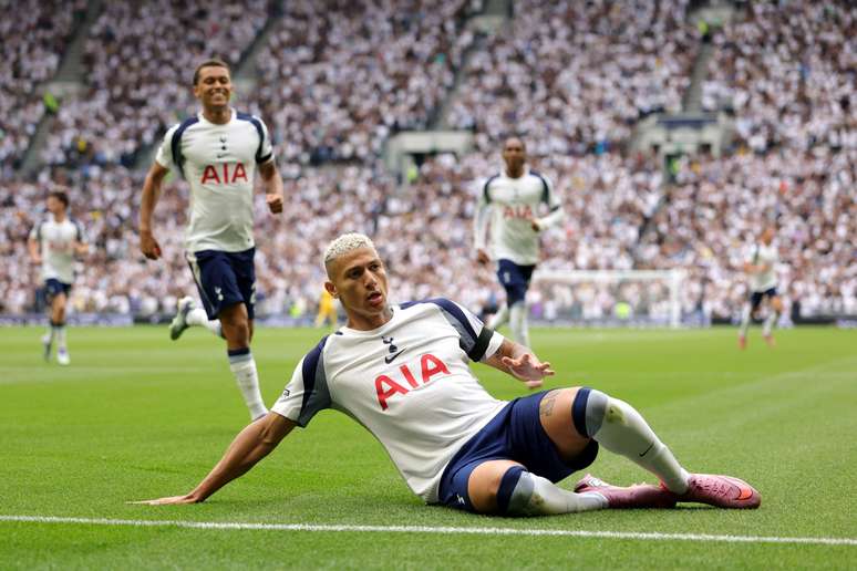 Richarlison celebrates one of the objectives of Tottenham's victory over Burnley 