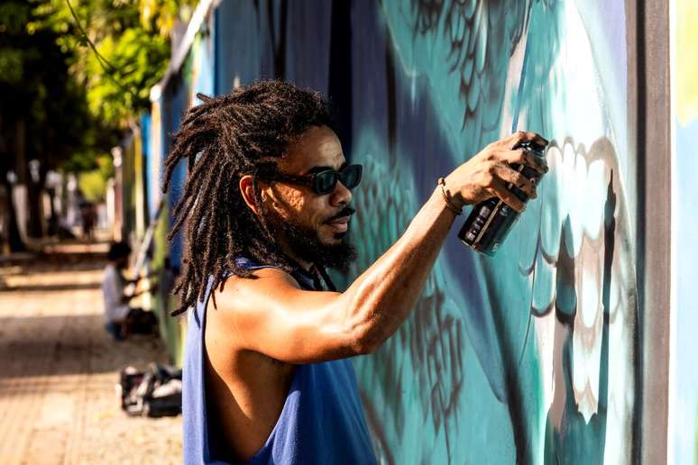 Tsssrex, da periferia de Belém, grafita muro do Museu Emílio Goeldi, em Belém, Pará. Obra coletiva tem 2.500 metros.