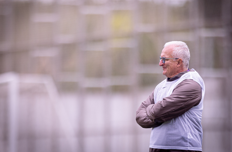 Técnico Dorival Júnior está suspenso e não treina o time no jogo de sábado –