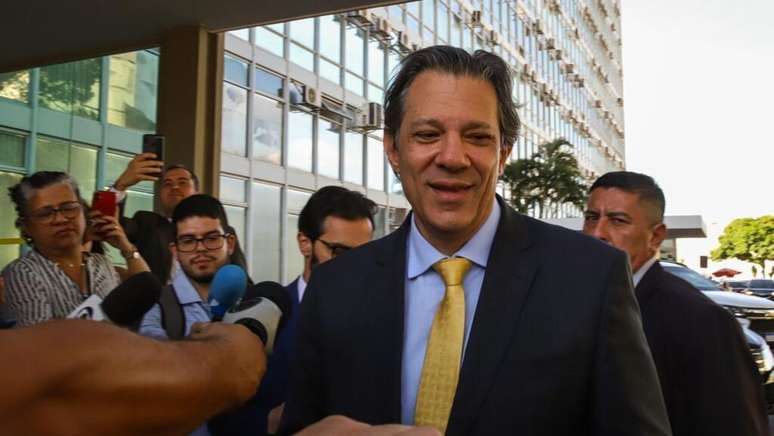 O Les Echos cita o ministro da Fazenda Fernando Haddad, para quem o Brassil “começa a atacar suas desigualdades inaceitáveis”, com isenção do IR para quem ganha até R$ 5 mil por mês e o aumento do imposto para os mais ricos.