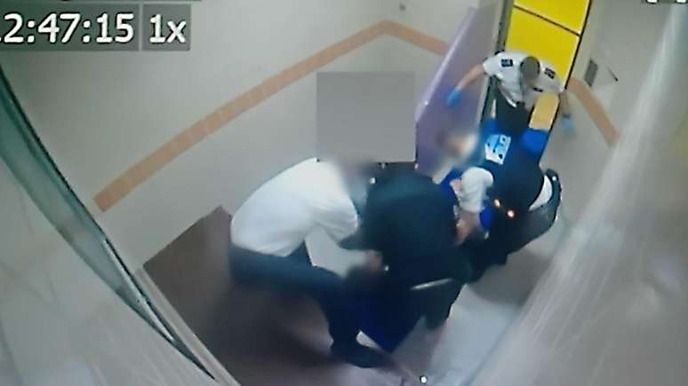 Nas imagens de c&acirc;mera de seguran&ccedil;a, o sargento Steve Stamp &eacute; visto chutando com for&ccedil;a duas vezes durante a imobiliza&ccedil;&atilde;o de um suspeito