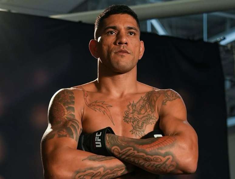 Alex Poatan tentará retomar o cinturão no UFC 320 