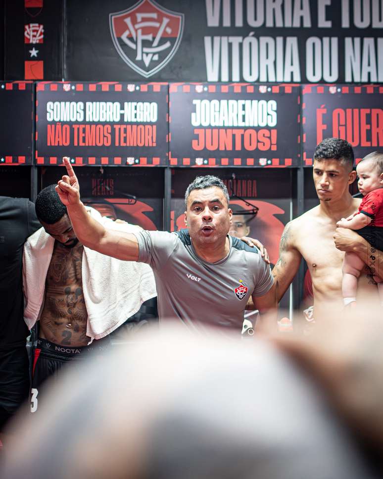 Jair Ventura em vestiário após o jogo