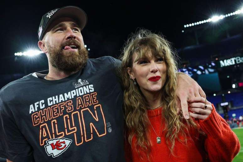 Taylor Swift começou a namorar Travis Kelce depois de se encontrarem nos camarins da turnê Eras. O casal anunciou seu noivado no mês passado.