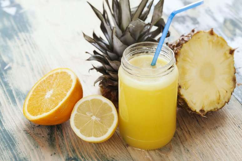 Suco de abacaxi com laranja e lim&atilde;o-siliciano 