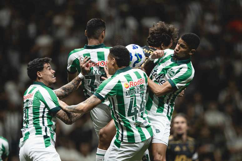 Time ga&uacute;cho n&atilde;o desiste e mostra a luta por cada bola para escapar do rebaixamento &ndash;