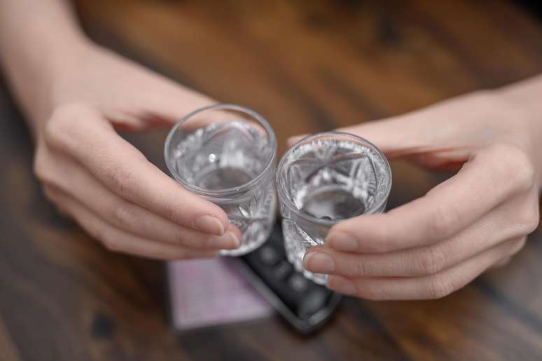 A intoxicação por metanol acontece via ingestão de bebida adulterada