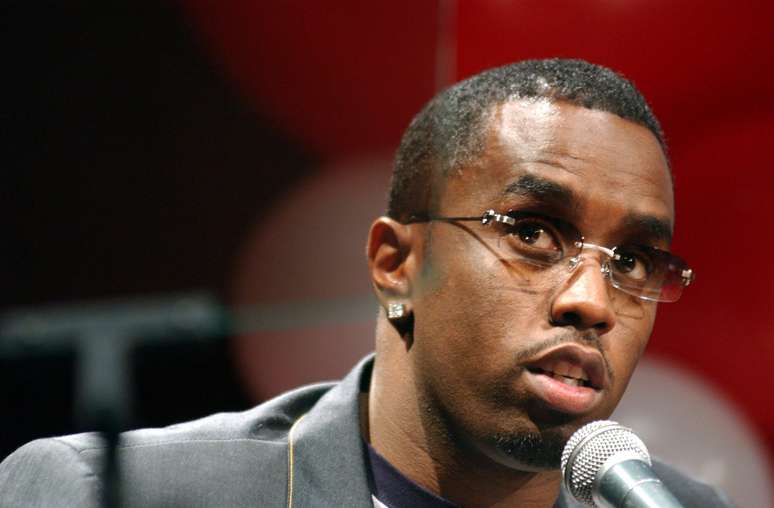 Sean “Diddy” Combs threatened with knife to neck in prison, newspaper says Sean “Diddy” Combs threatened with knife to neck in prison, newspaper says