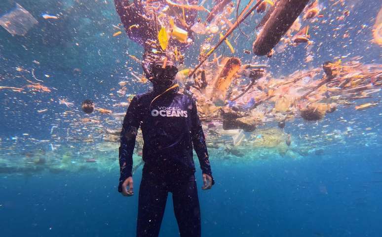 Tripulação mergulha no mar de resíduos do Oceano Índico