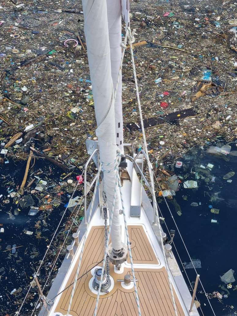Veleiro Kat navega por mar de resíduos no Oceano Índico