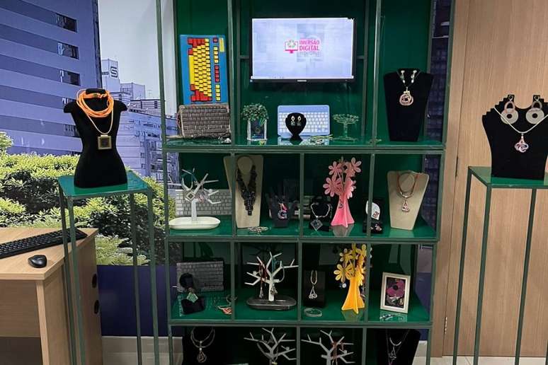 As 'bijouxtechs' são bijuterias feitas a partir da reciclagem de lixo eletrônico