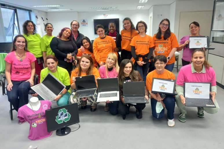 Computadores são dados às mulheres para que elas possam ter uma nova fonte de renda