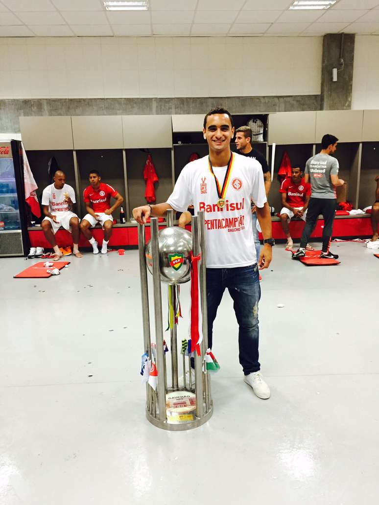 Bruno Gomes com troféu do Campeonato Gaúcho pelo Internacional