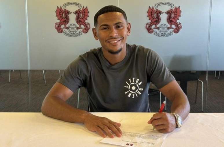 - Divulgação - Legenda: Demetri Mitchell usou o ChatGPT para negociar seu novo contrato com o Leyton Orient