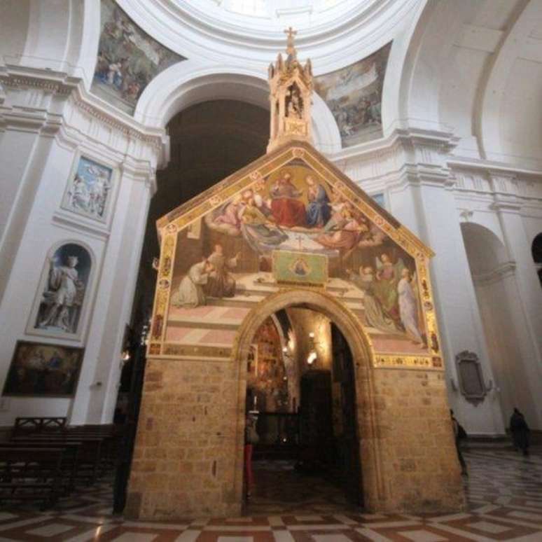 Igrejinha da Porci&uacute;ncula, em Assis, que j&aacute; existia na &eacute;poca de S&atilde;o Francisco e era frequentada por ele. Hoje ela est&aacute; dentro de uma igreja, protegida