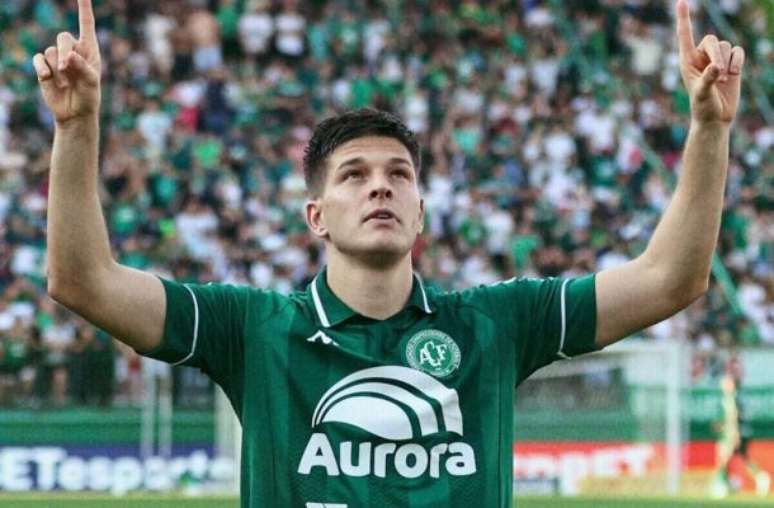 Chapecoense vence e encosta no G4 da Série B -
