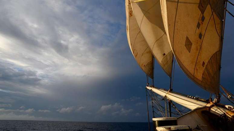 As velas de proa do Avontuur, infladas pelo vento