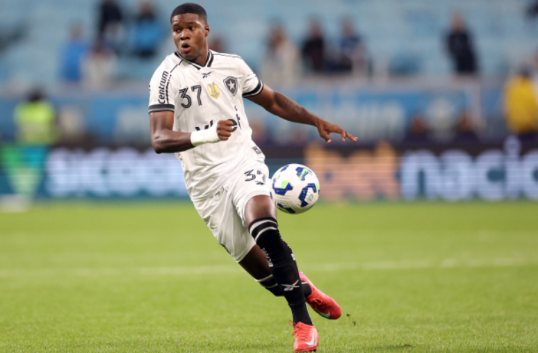 Botafogo uses children again. Davide asks caution